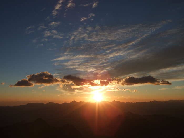 G9: Sonnenaufgang Pyrenen (Pico de Aneto, 09.07.2011)
