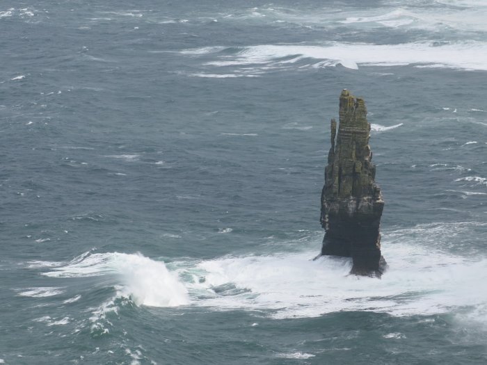 W7: Turm in der Brandung (Cliffs of Moher, Irland, 07.08.2016)
