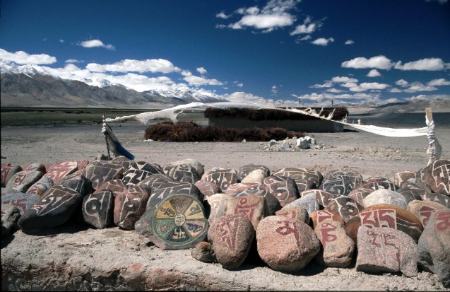 ST3: Mani-Wall II (Western-Tibet-Highway bei Namru, 19.09.05)