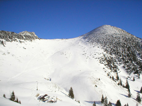 Geigelstein (rechts) von Westen. In der Mulde ist die Austiegsspur zu sehen.